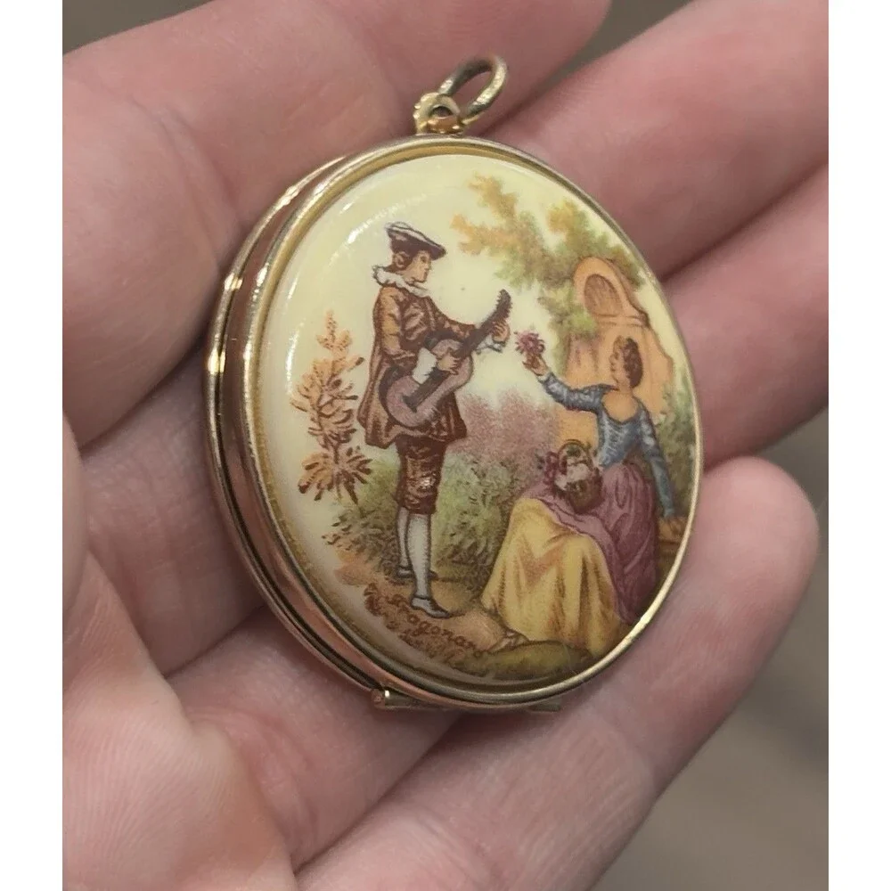 Vintage Photo Locket Pendant Gold Tone Round Large Fragonard Courting Couple